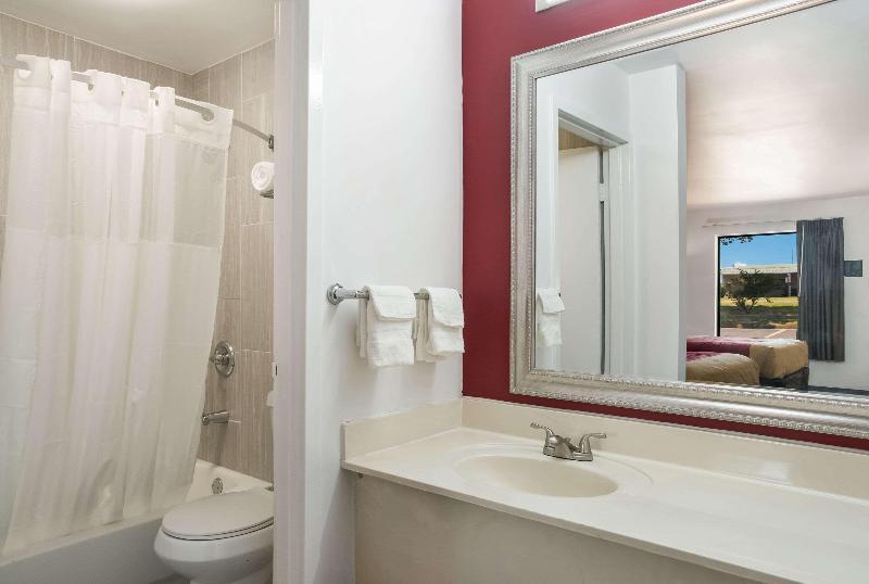 Econo Lodge - photo 36