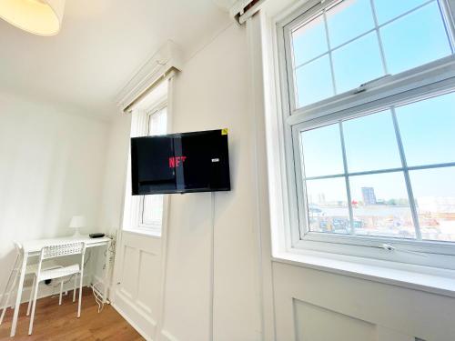 1 Bedroom City Gem Prime Location. — Woolwich — photo 5