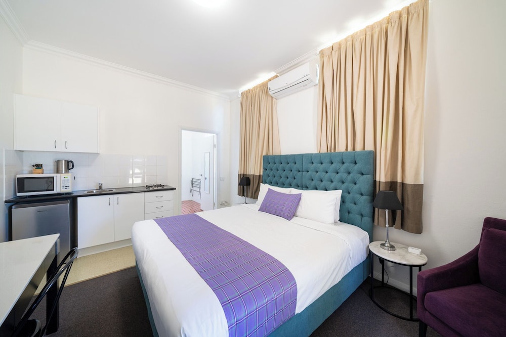 The Hallows Accommodation - carbon neutral hotel in South Bathurst