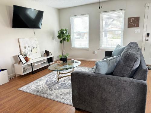 2 bed 2 bath Modern Farmhouse in Old Town Spring — 4-Star Luxury Hotel in Spring, United States