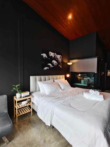 Mr Black & Ms White Self Check in accommodation