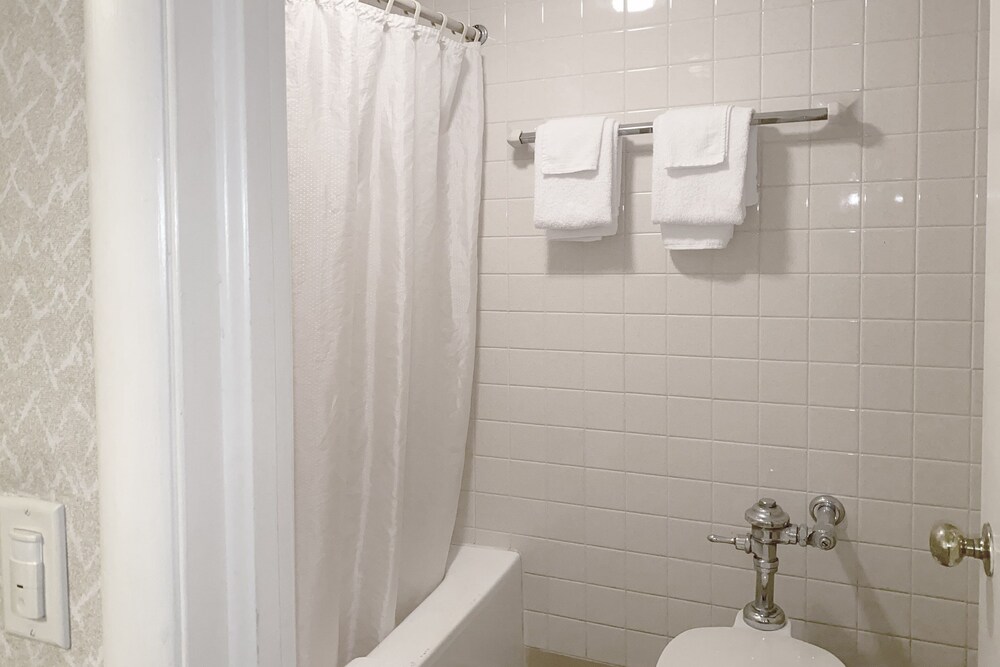 OYO Hotel Mauldin SC South Main Street - photo 25