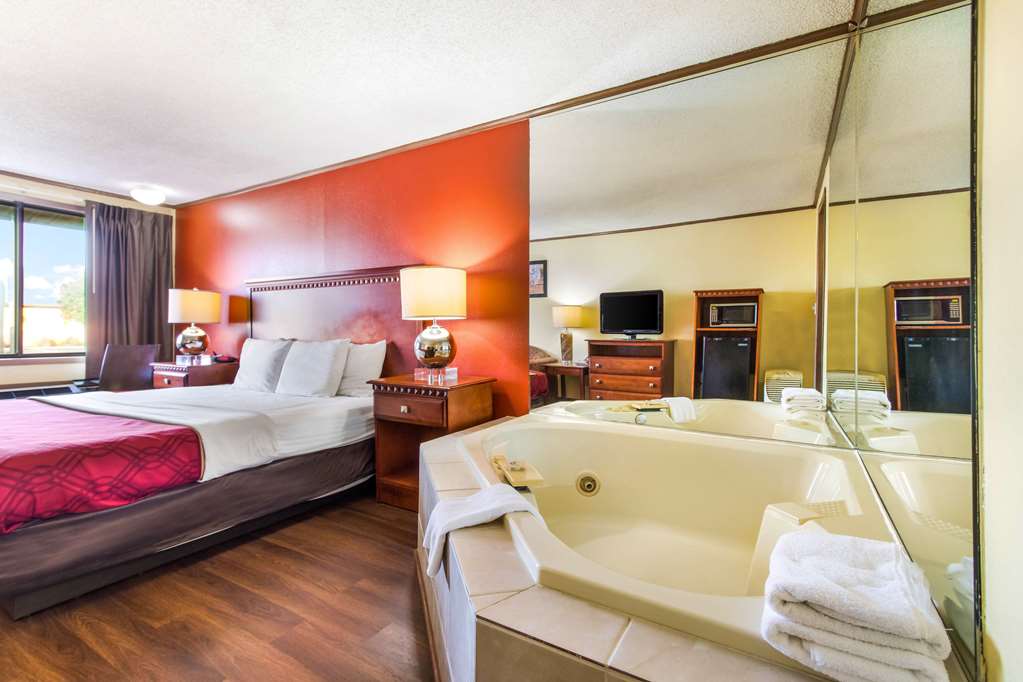 Econo Lodge Norwalk - photo 19