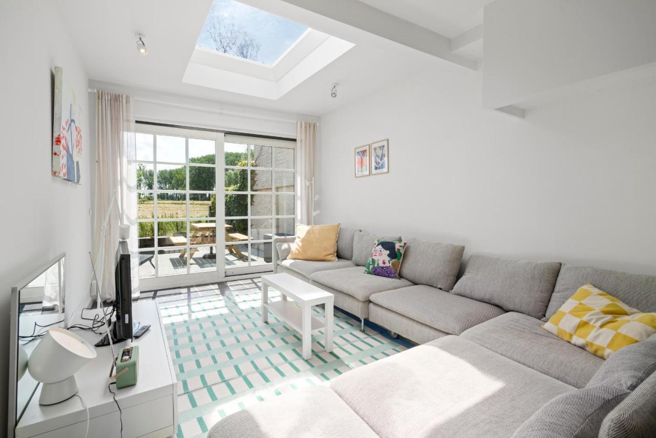 Huyse die Molen Charmant huis langs Damse Vaart in Damme, Belgium