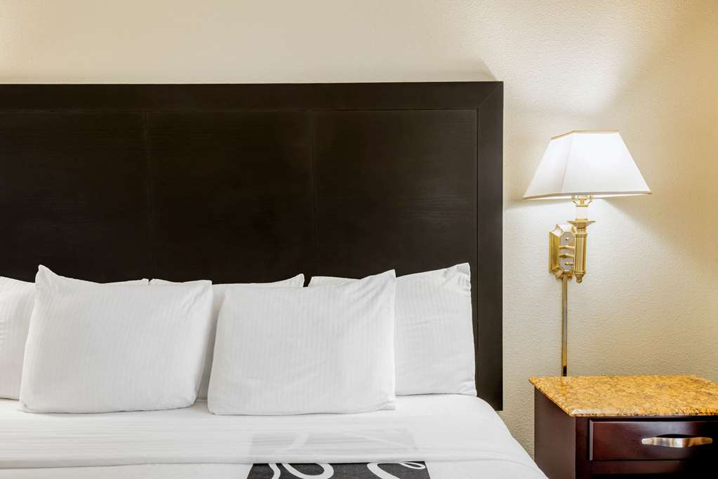 La Quinta Inn & Suites by Wyndham Mt. Laurel Philadelphia - photo 17