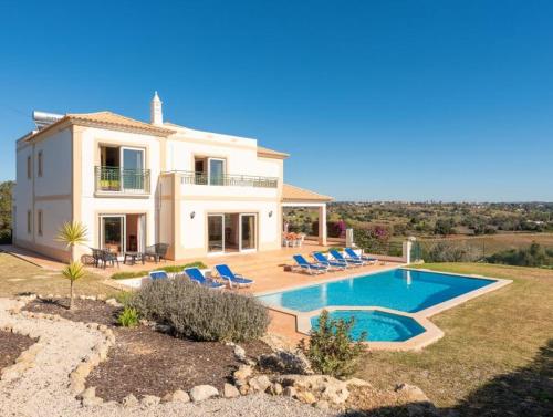 Villa Agua Modern villa quiet location walkable to restaurant and supermarket — 4-Star Luxury Hotel in Guia, Portugal