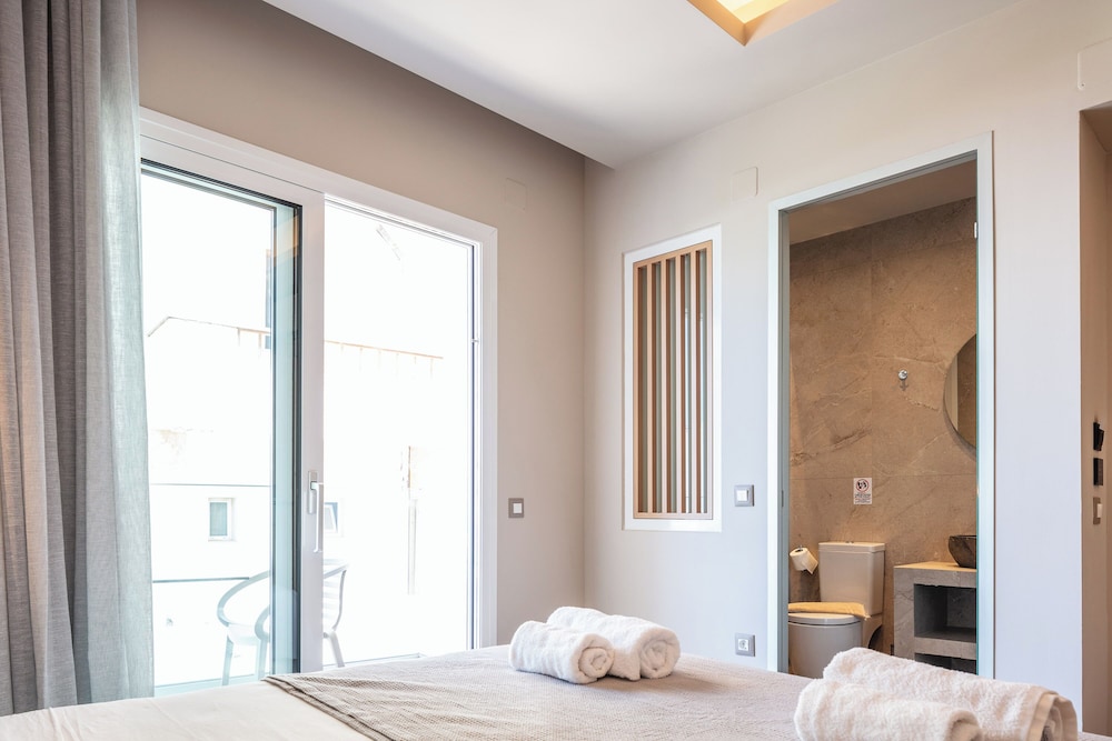 Skipper Beachfront Suites — Limin Khersonisou — photo 5