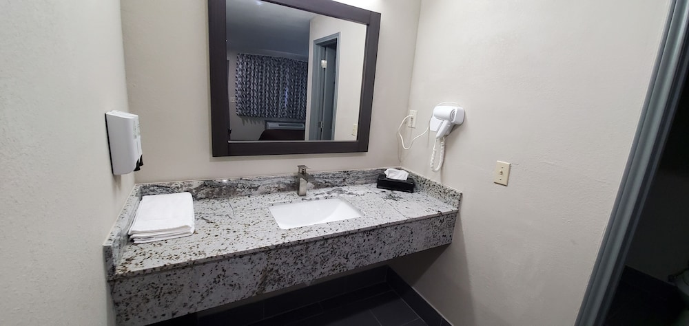Crescent Park Motel & Suites - photo 4