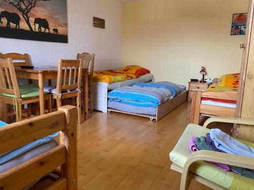 Ferienzimmer Oelhaf Zimmer in Gelb Self Check In mit Key Tresore — hotel in Wilhelmsdorf