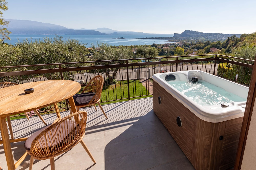 Casa Veronica — 4-Star Luxury Hotel in Manerba Del Garda, Italy