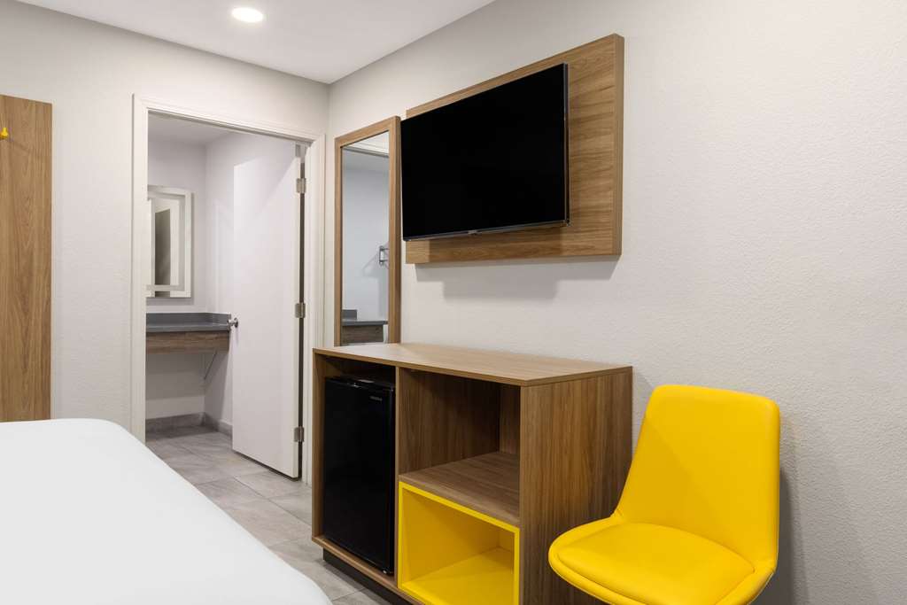 Days Inn by Wyndham Bakersfield - photo 10