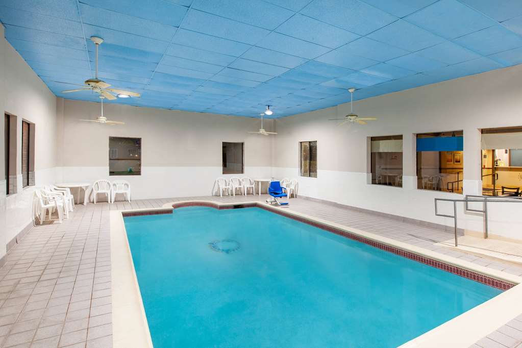 Days Inn & Suites by Wyndham Webster NASA ClearLake Houston - photo 8