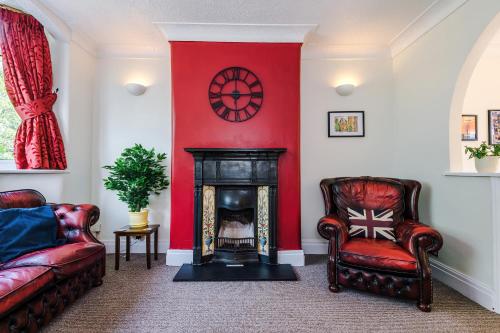 3 BR Property in Prestwich 15 mins from Manchester City Centre Garden Free parking Superfast WIFI Netflix — 4-Star Luxury Hotel in Manchester, United Kingdom
