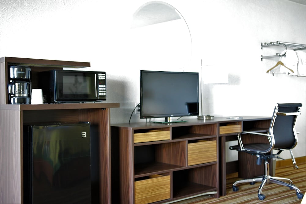 Super 8 by Wyndham Wells - photo 6