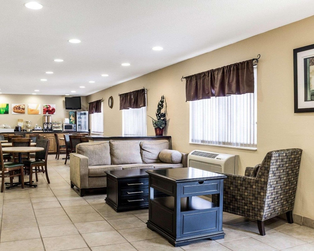 Travelodge by Wyndham Fargo West Acres - photo 3