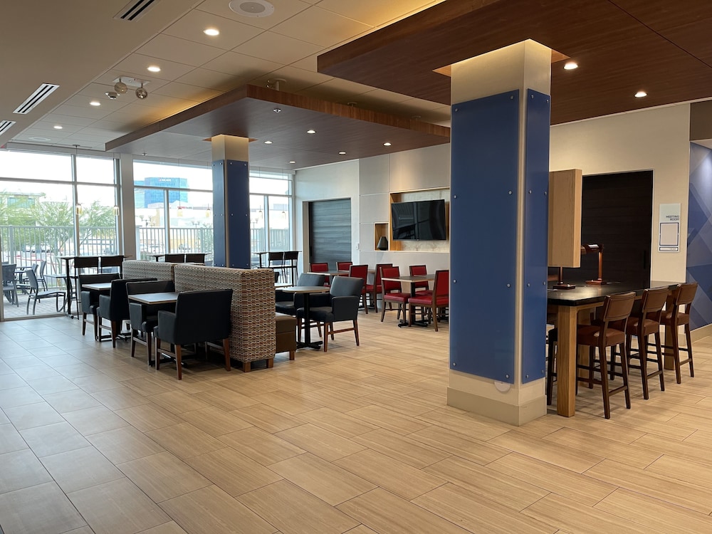 Holiday Inn Express & Suites Phoenix Airport North by IHG - photo 114