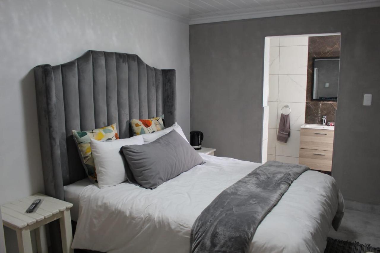 7 on Crossley — hotel near King Phalo Airport