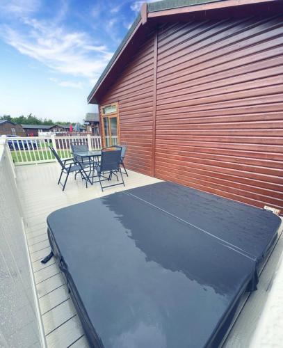 Chestnut Lodge With Hot Tub