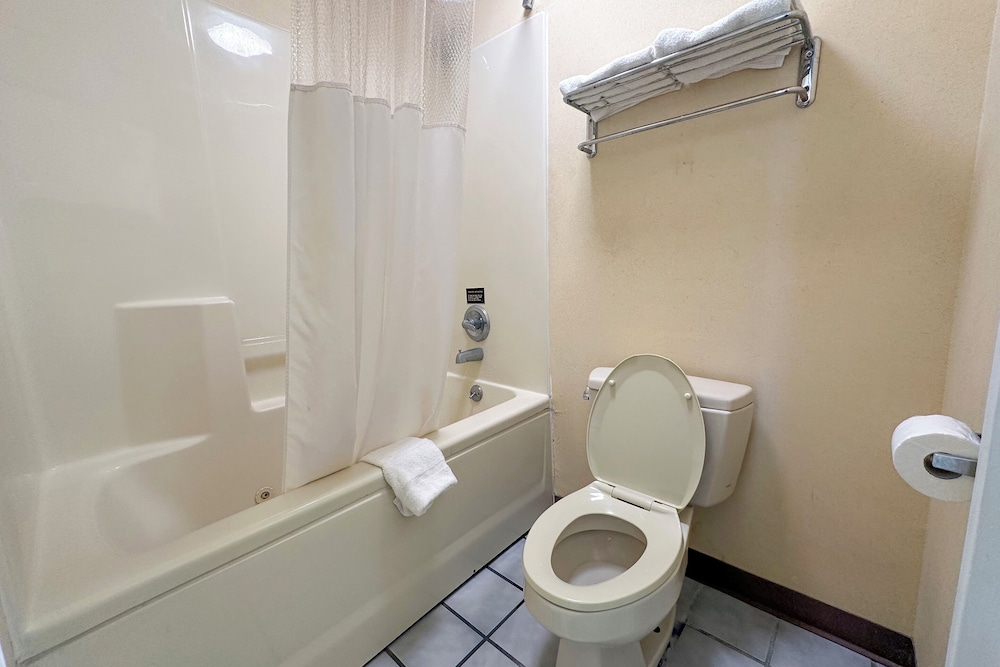Bonita Lakes Inn by Capital O Meridian I20 - photo 48