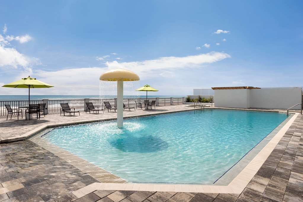 La Quinta Inn & Suites by Wyndham Oceanfront Daytona Beach - photo 10