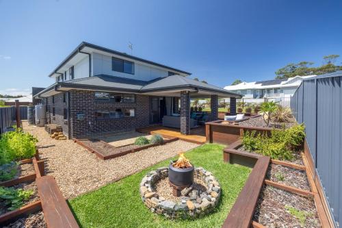 Tipsy Turtle Beach House — 4-Star Luxury Hotel in Burrill Lake, Australia