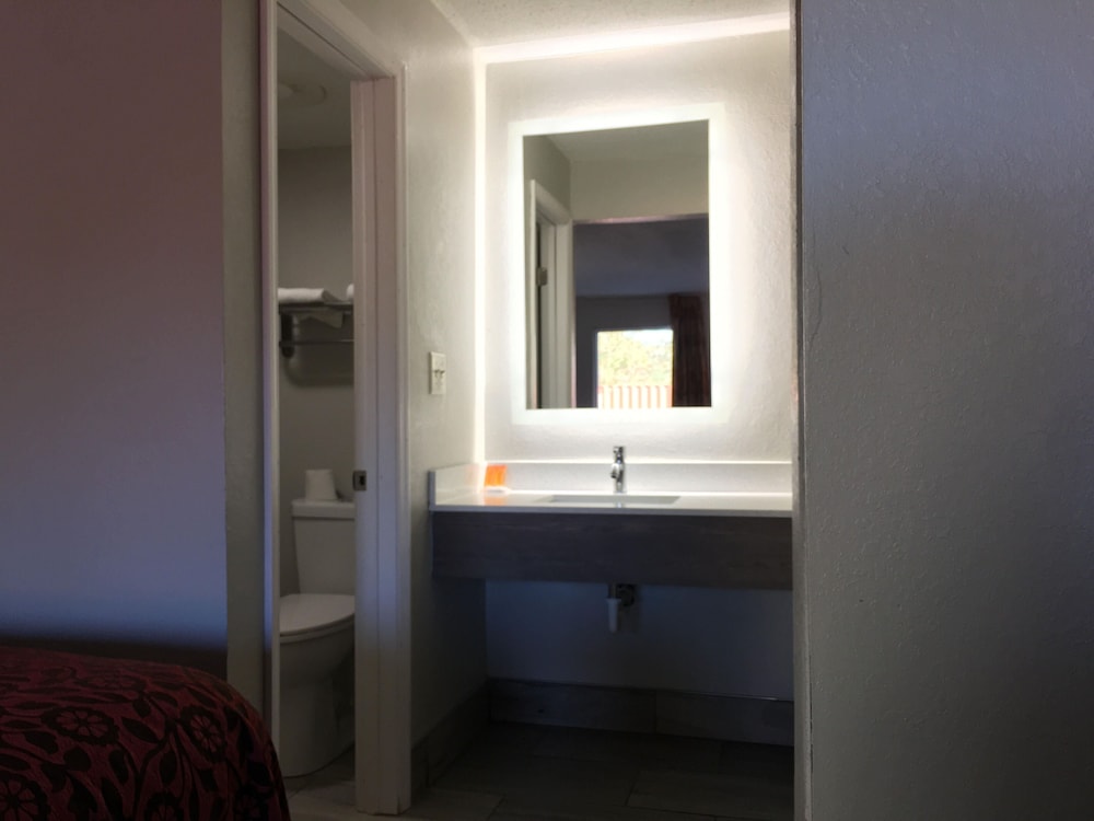 Days Inn & Suites by Wyndham Charleston Airport West - photo 14