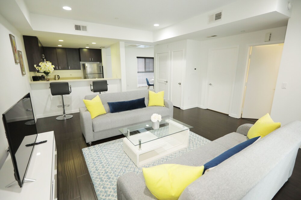 Downtown Cosmopolitan Suites - photo 13