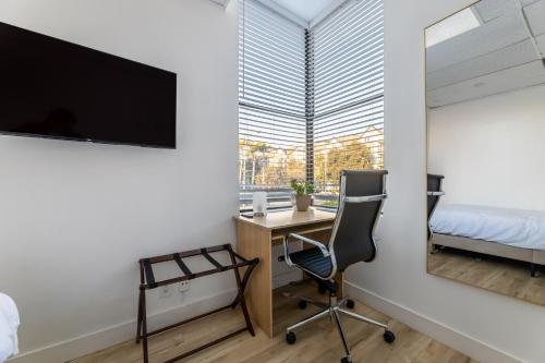 Beautiful Cozy corner view room with private parking close to Caltech convention Center in Pasadena, United States