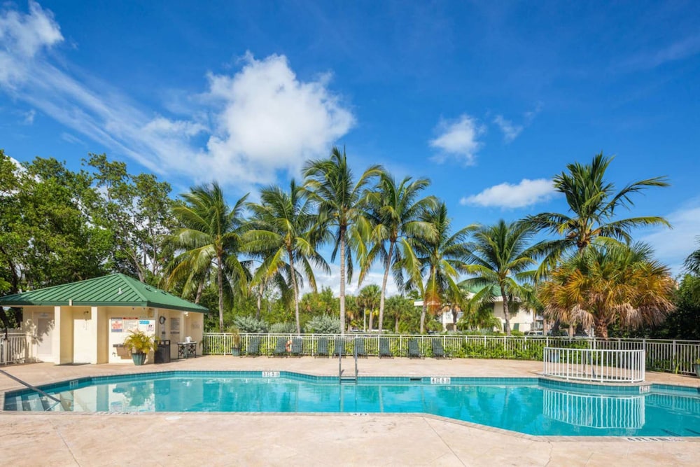 The Trinidad Pool & Parking — 4-Star Luxury Hotel in Key West, United States