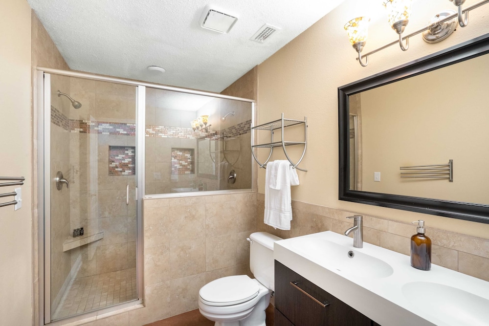 Hourglass by Avantstay Chic Beach Getaway w Pool & Two Large Balconies - photo 10