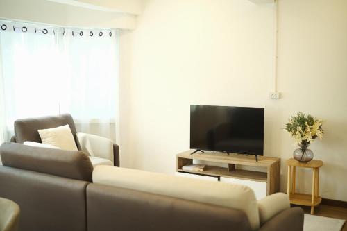 2BR Stylist Rare Find China Town