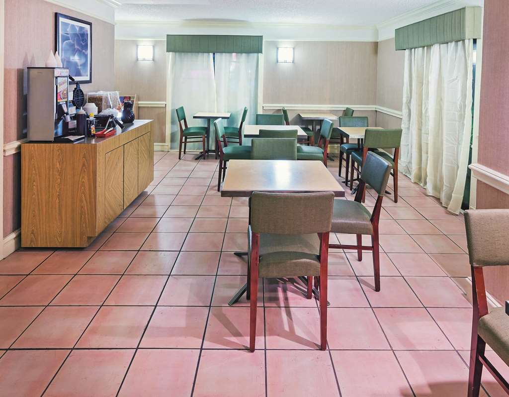 La Quinta Inn by Wyndham San Antonio Lackland - photo 22
