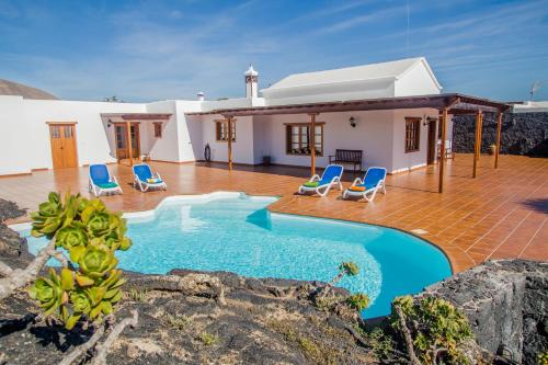 Casa Lola Lanzarote piscina climatizada y wifi free — 4-Star Luxury Hotel in San Bartolome, Spain