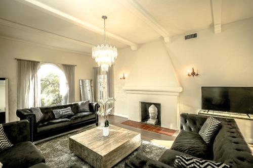 Gorgeous Renovated 3BD 2BA near West Hollywood and Beverly Hills — 4-Star Luxury Hotel in Los Angeles, United States