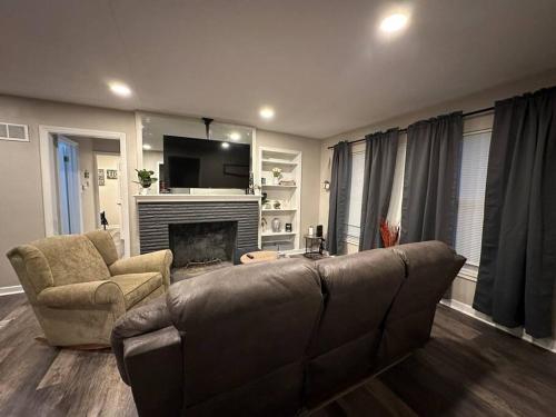 Close to Hosp and DT sleeps 11 — hotel near Columbia Regional Airport