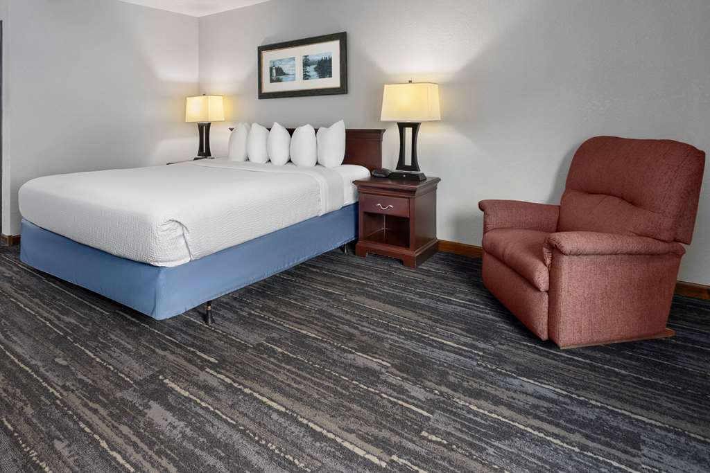 Days Inn by Wyndham Iron Mountain - photo 9