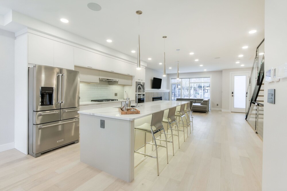 New Luxury Townhome 23 — 4-Star Luxury Hotel in Edmonton, Canada