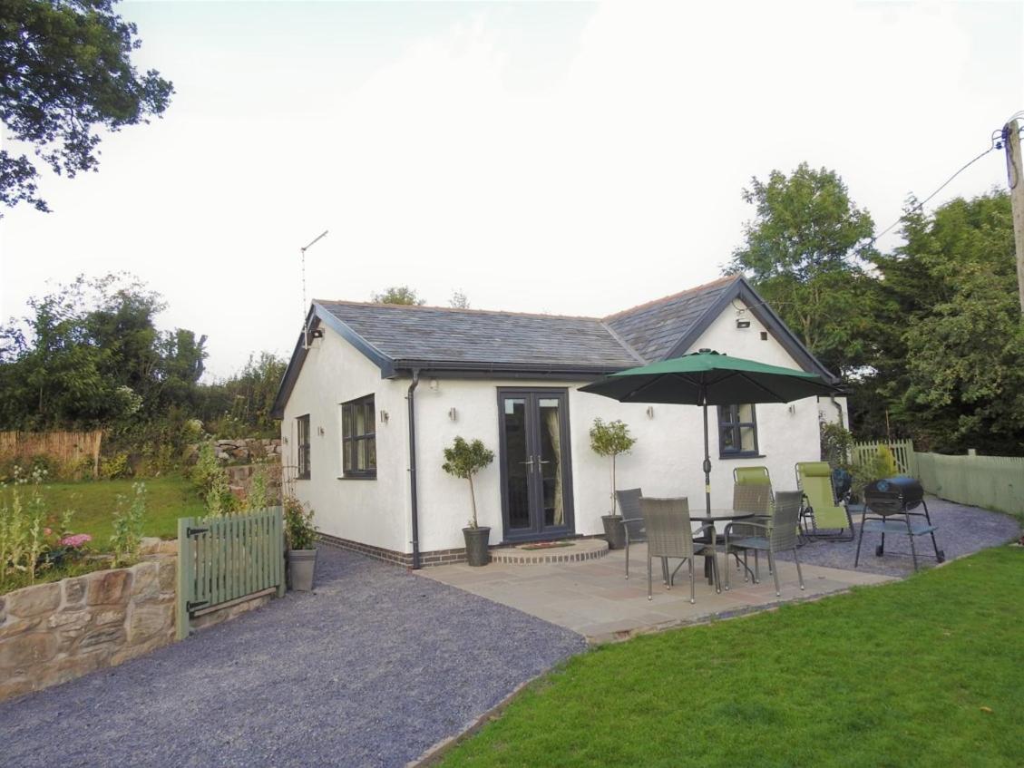 Cosy Country Cottage with Outdoor Bathing — 4-Star Luxury Hotel in Halkyn, United Kingdom