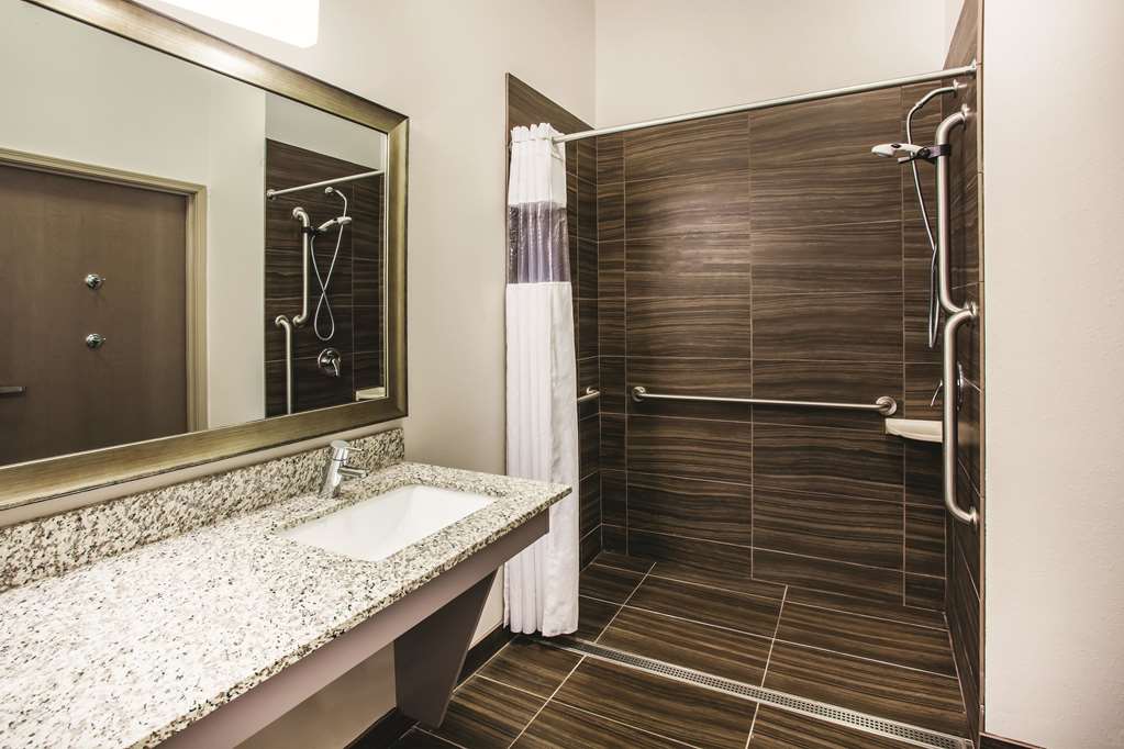 La Quinta Inn & Suites by Wyndham St. Paul Woodbury - photo 19