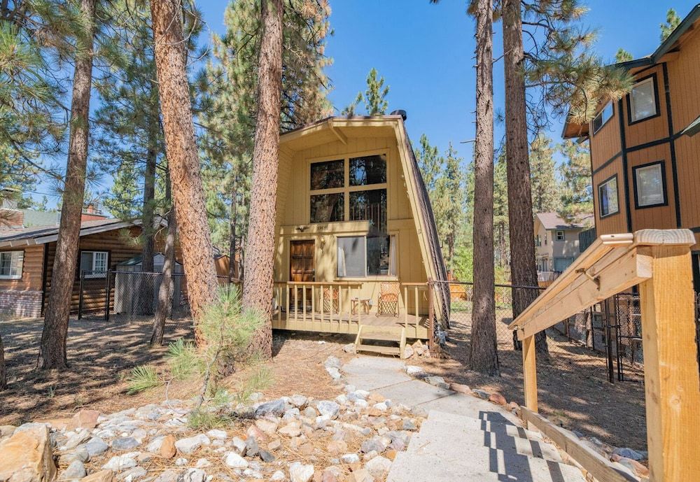 Fanciful Winter's Lake Mix of old world charm and modern day gambrel style cabin — 4-Star Luxury Hotel in Big Bear Lake, United States