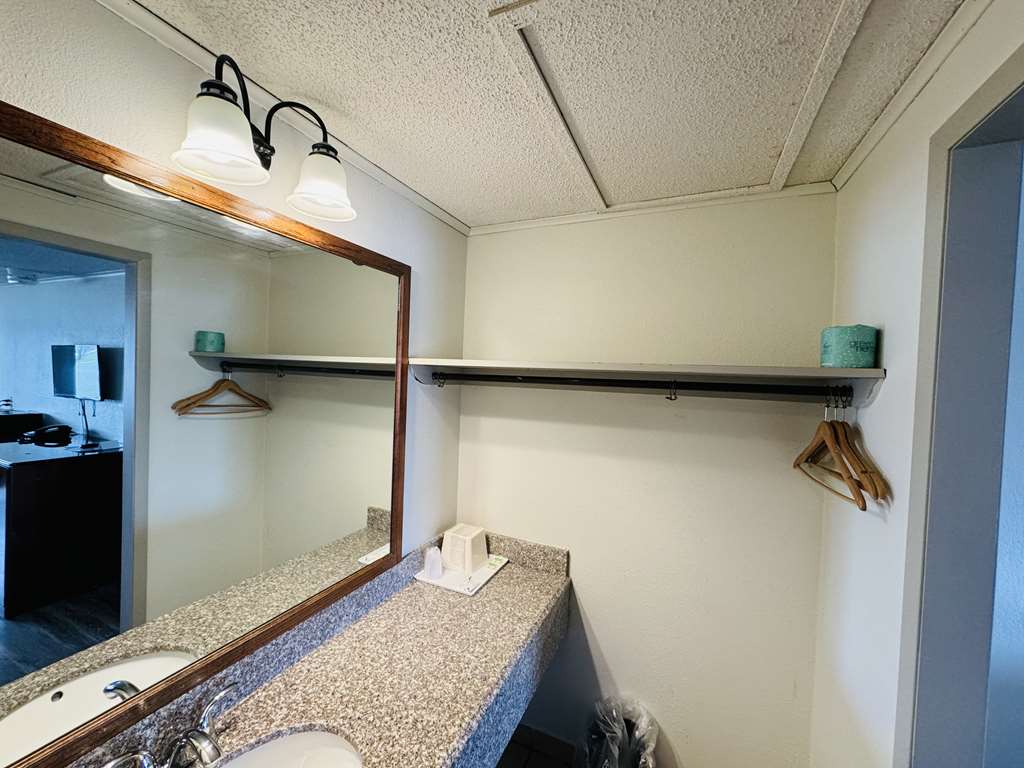 Knights Inn Bridgeport Frankenmuth - photo 18