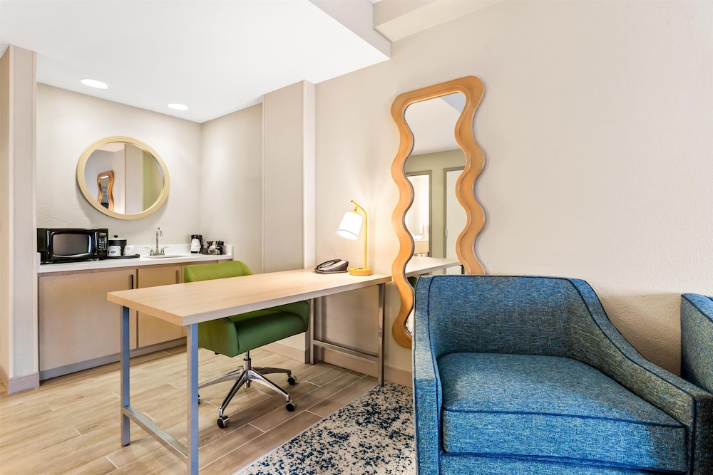 Hampton Inn & Suites St. Petersburg Downtown - photo 26