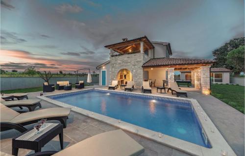 Awesome Home In Radeki Polje With Sauna — 5-Star Luxury Hotel in Liznjan, Croatia