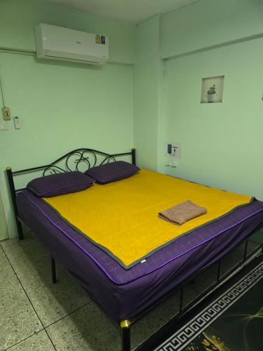 Spacious Studio with Private kitchen near Skytrain