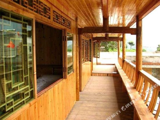 Hailuogou Wenquan Xiaomuwu in Luqiao, People's Republic of China