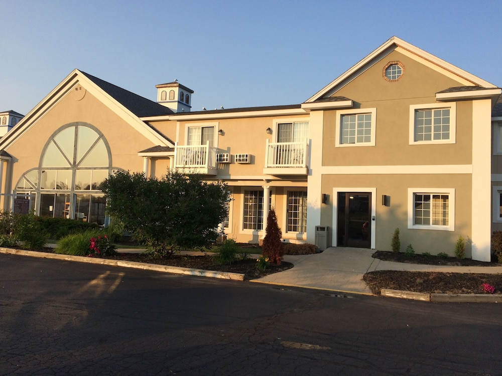 Baymont by Wyndham St. Ignace Lakefront - photo 34