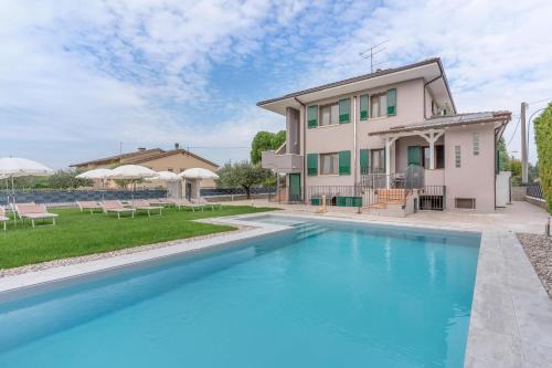 Garda House Apartaments Free Pool and Parking — 4-Star Luxury Hotel in Castelnuovo Del Garda, Italy