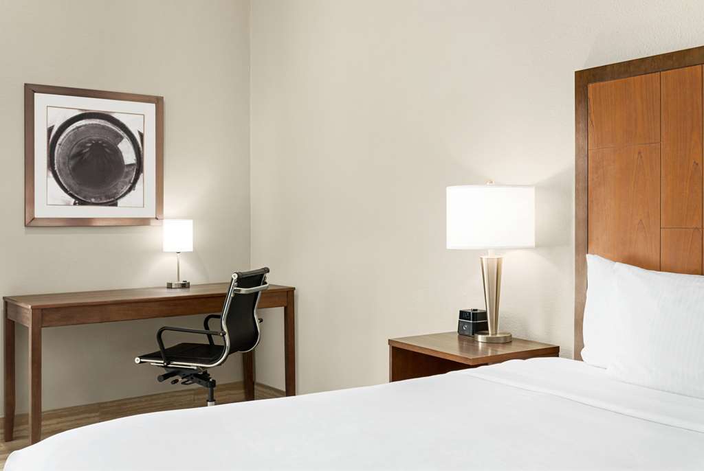 La Quinta Inn & Suites by Wyndham Brownsville North - photo 36
