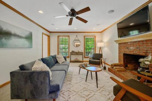4 Beds King Bed Tvs Kids essentials office Grill Crib in Bond park PNC Arena — hotel in Cary