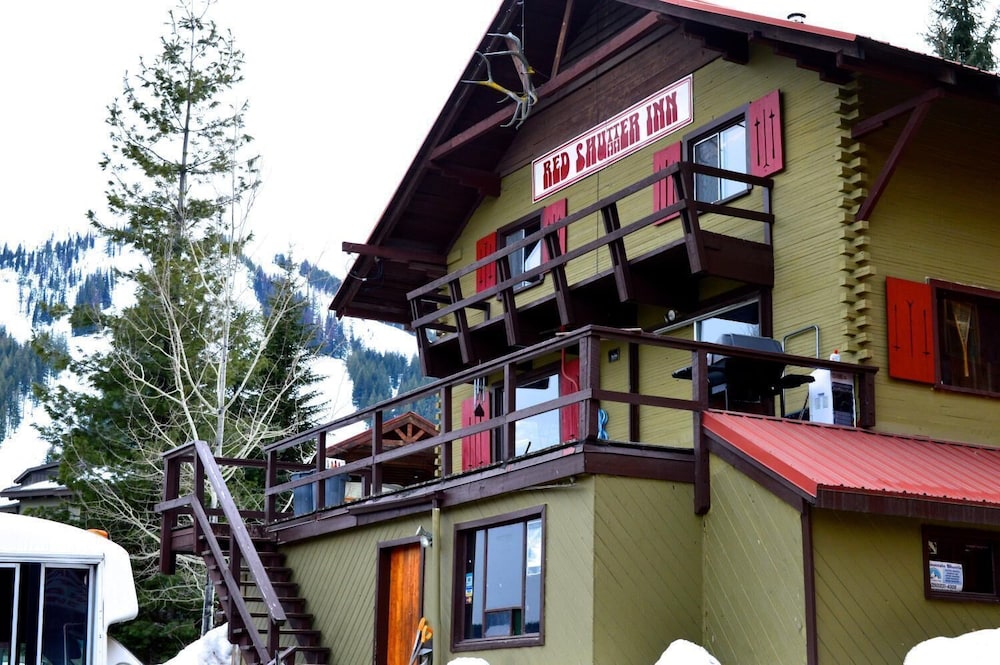 Red Shutter Inn - carbon neutral hotel in Rossland